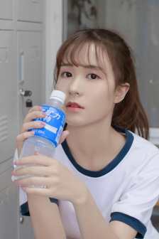 两女一杯